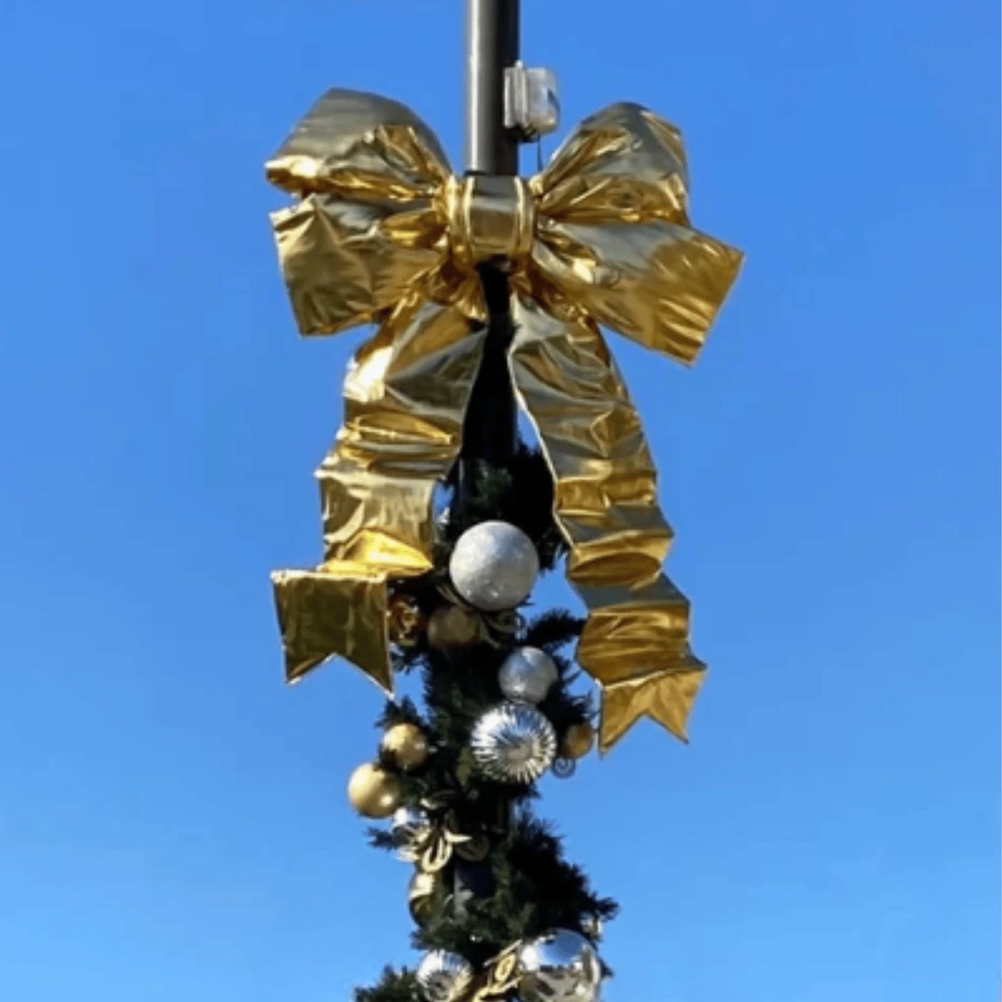 Christmas-Bow-Gold-Mylar-2