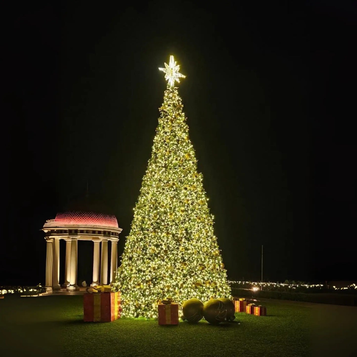 north-starburst-tree-topper-warm-white-1-40_553c5614-6683-4c55-afb9-d20023a3f86b