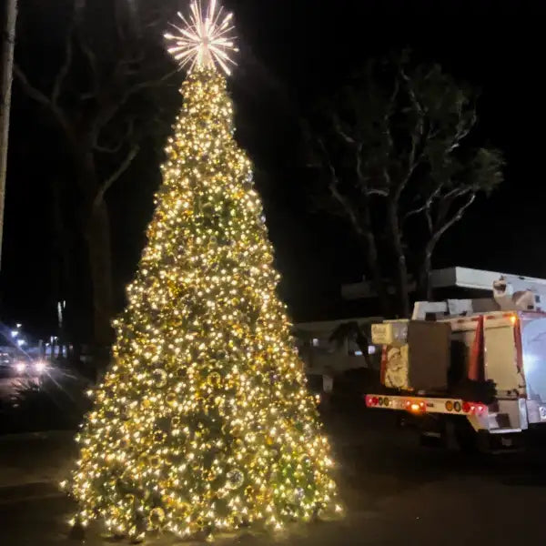 20ft-giant-christmas-tree-pre-decorated-white-tips