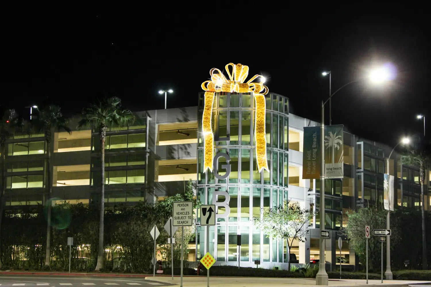 long-beach-airport-christmas-bow-decor