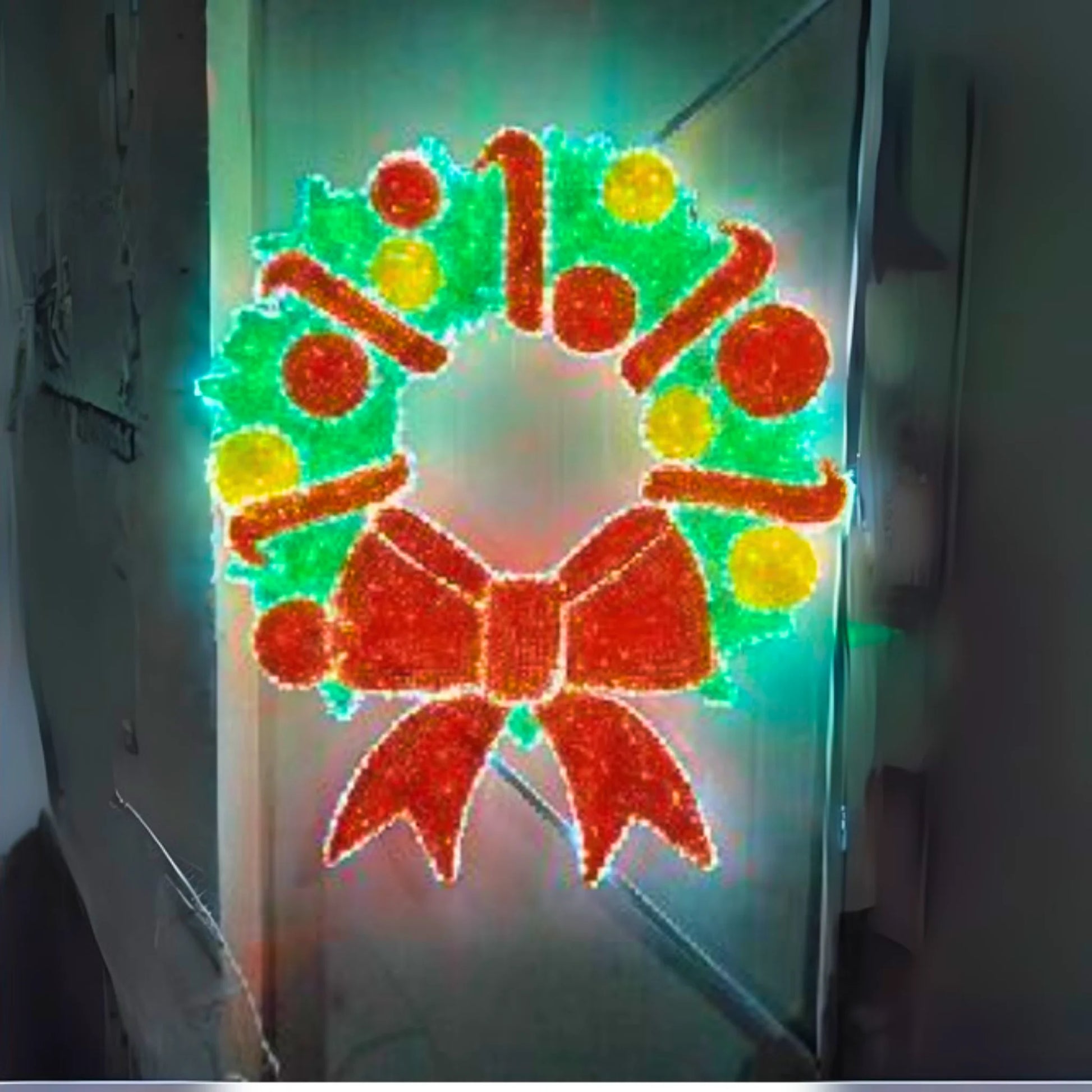 Pole-Mount-Double-Sided-Wreath-4FT-2