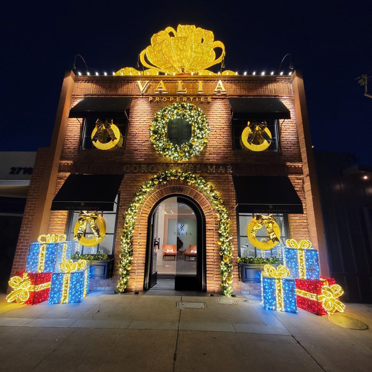 Gold-structured-bow-St-nicks-Christmas-lighting-CA