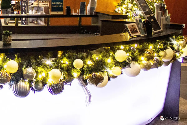 elegant-silver-and-white-christmas-garlands-along-counter-reception
