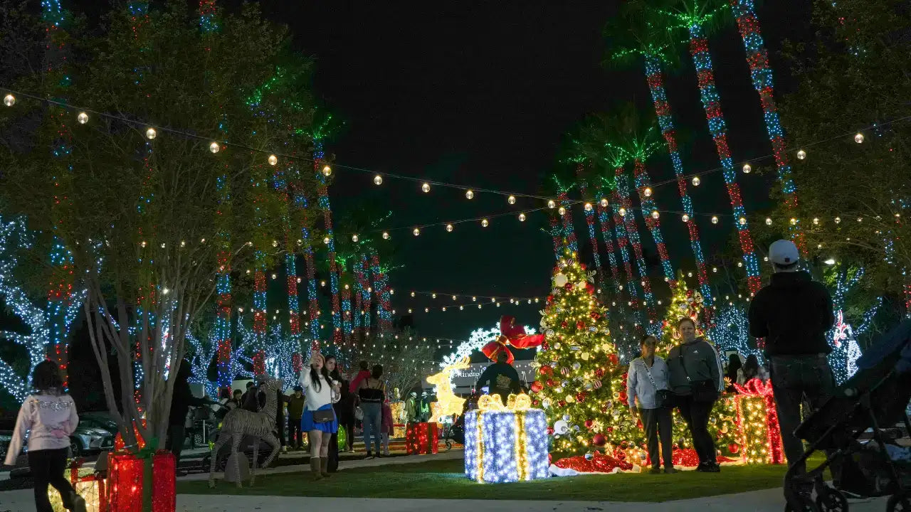 popular-commercial-holiday-decorations-outdoor