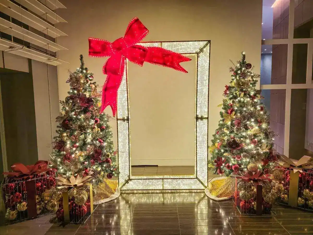 lighted-frame-photo-opportunity-with-lit-red-bow