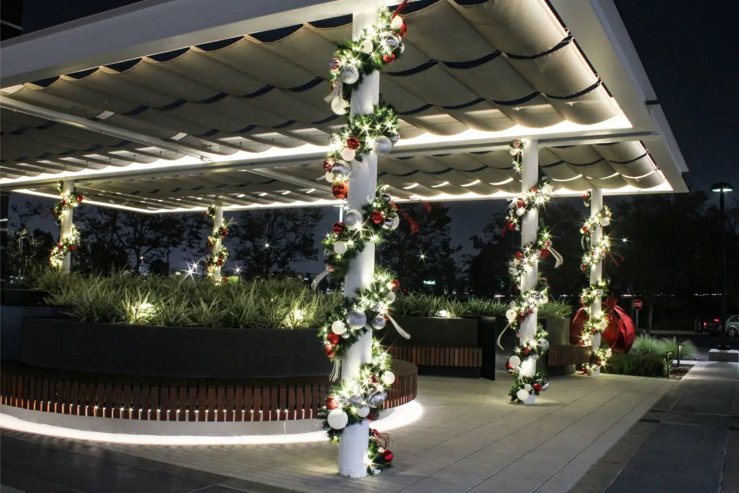 outdoor-garlands-christmas-decor